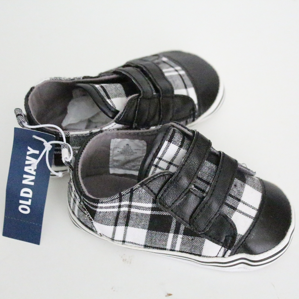 NWT Infant Black & White crib shoes sz 18-24months